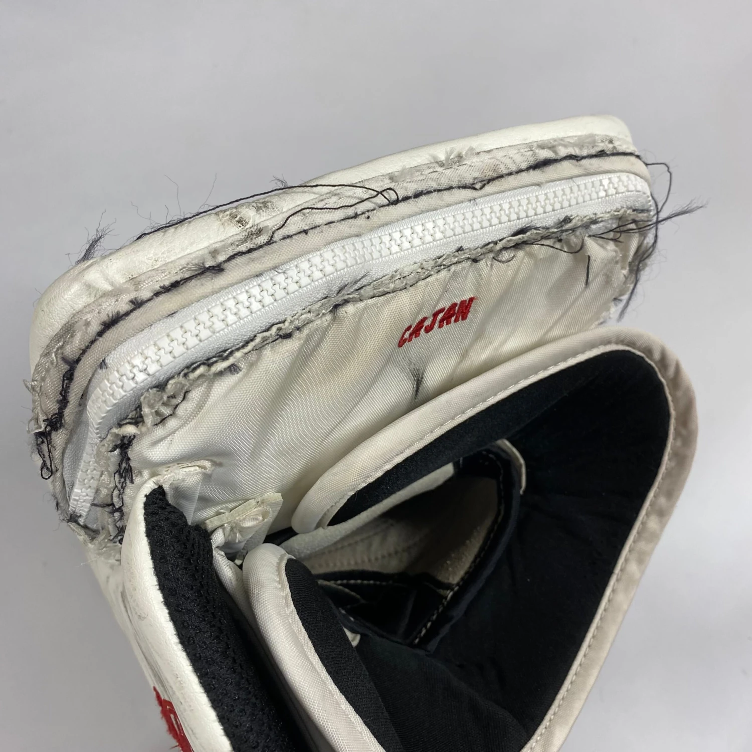 CCM Extreme Flex IV - Used Pro Stock Goalie Pads - Full Set (White/Blue/Red) 10 CCM Extreme Flex IV - Used Pro Stock Goalie Pads - Full Set (White/Blue/Red) - Image 10