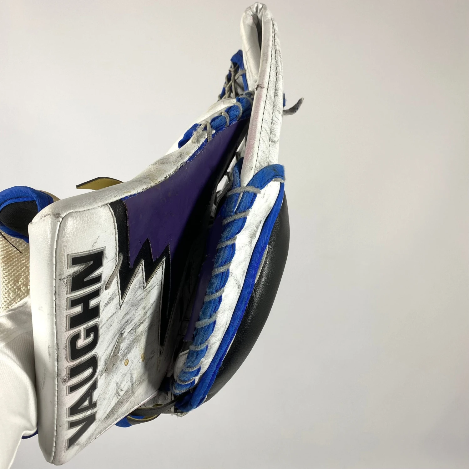 Vaughn Velocity V9 - Used Pro Stock Goalie Glove - (White/Purple/Blue) 4 Vaughn Velocity V9 - Used Pro Stock Goalie Glove - (White/Purple/Blue) - Image 4