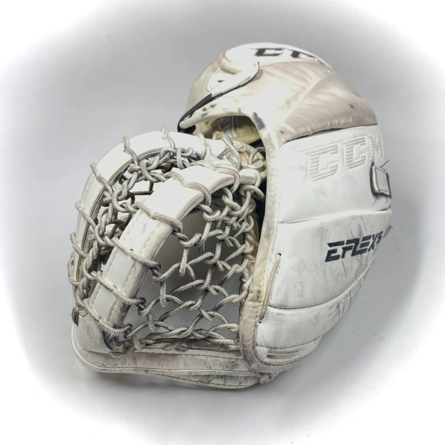 CCM Extreme Flex 5 - Used Pro Stock Goalie Glove (White/Black) 2 CCM Extreme Flex 5 - Used Pro Stock Goalie Glove (White/Black) - Image 2